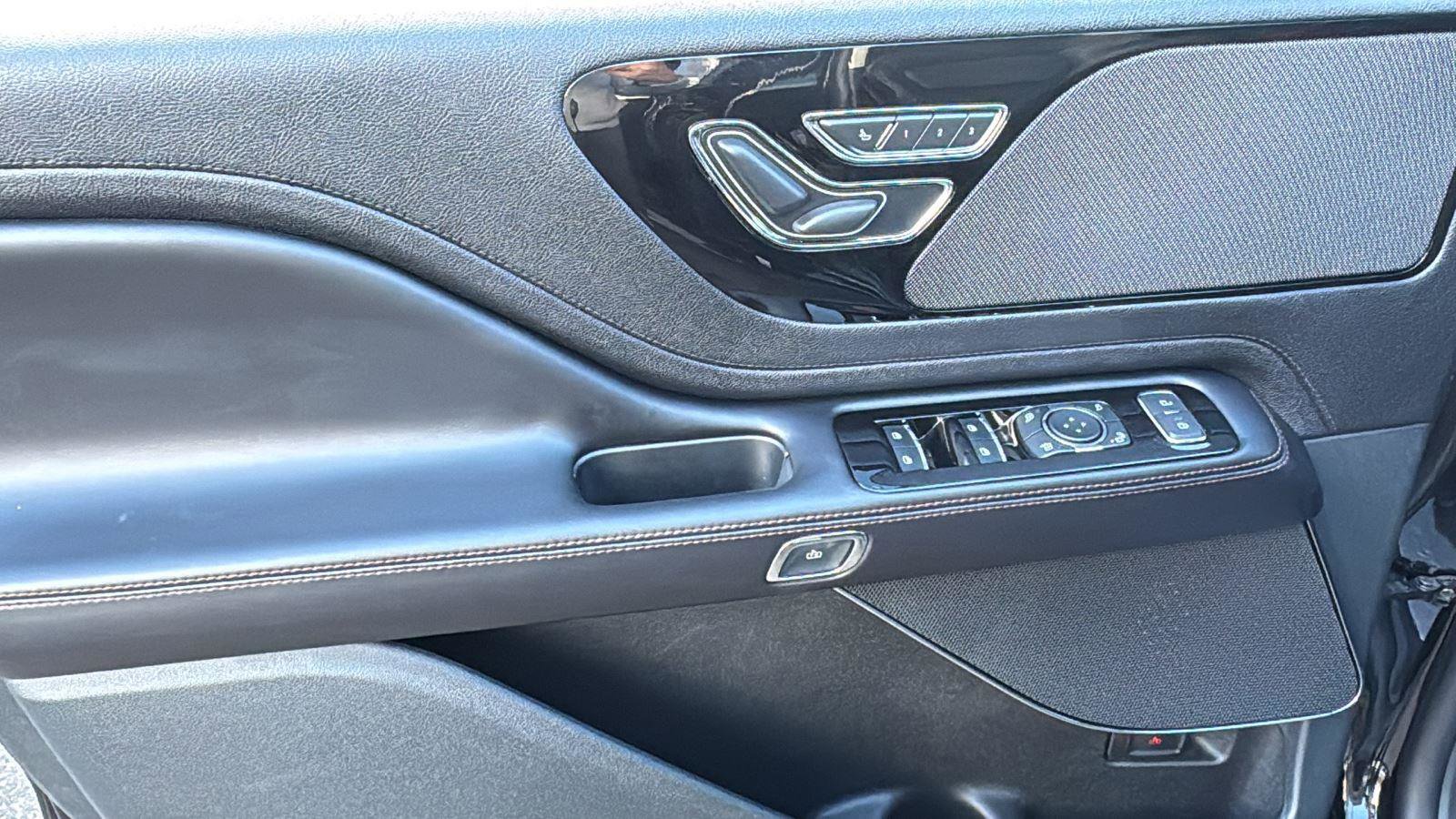 Used 2023 Lincoln Aviator 2WD w/ Class IV Trailer Tow Package image 8