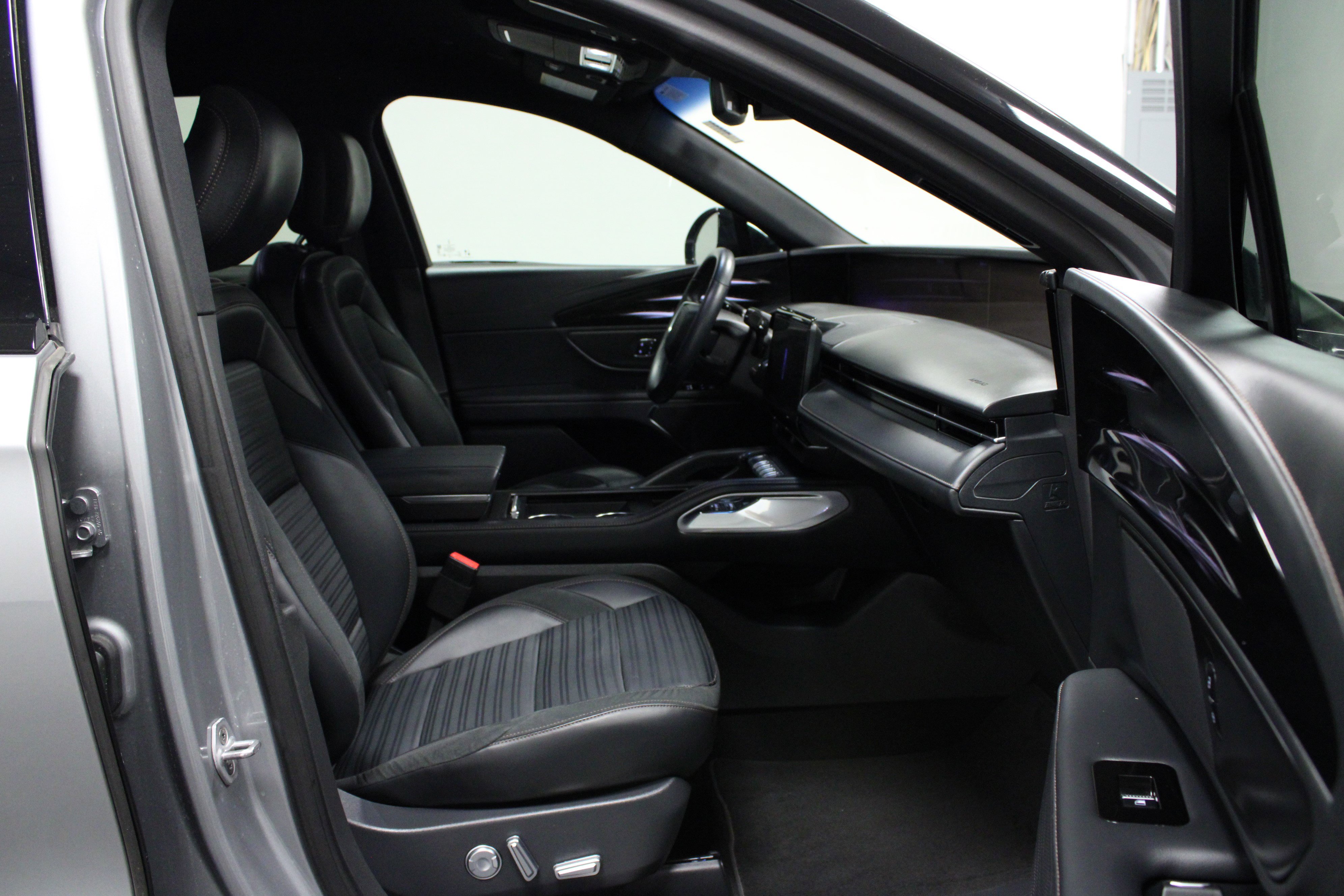 Used 2024 Lincoln Nautilus Reserve w/ Jet Appearance Package (87T) image 16