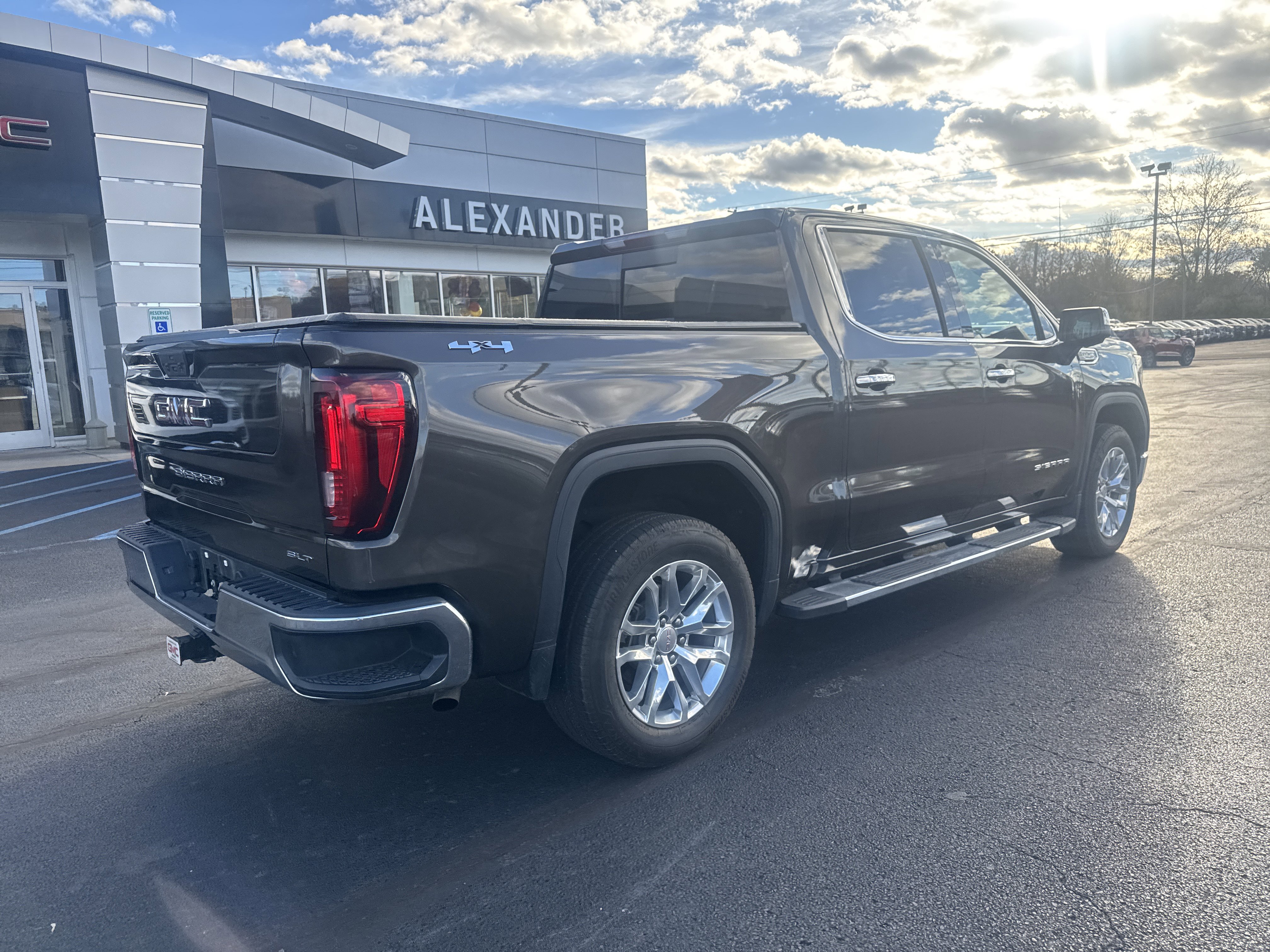 Used 2019 GMC Sierra 1500 SLT w/ SLT Premium Package image 3