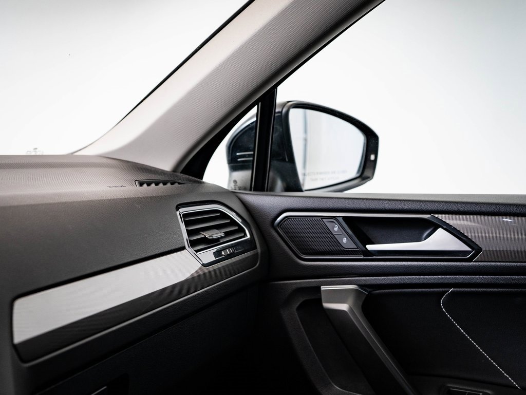 Used 2022 Volkswagen Tiguan SE w/ Panoramic Sunroof Package image 34