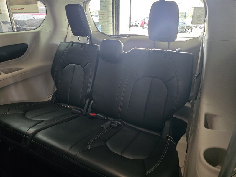 Used 2023 Chrysler Pacifica Touring-L FWD image 11