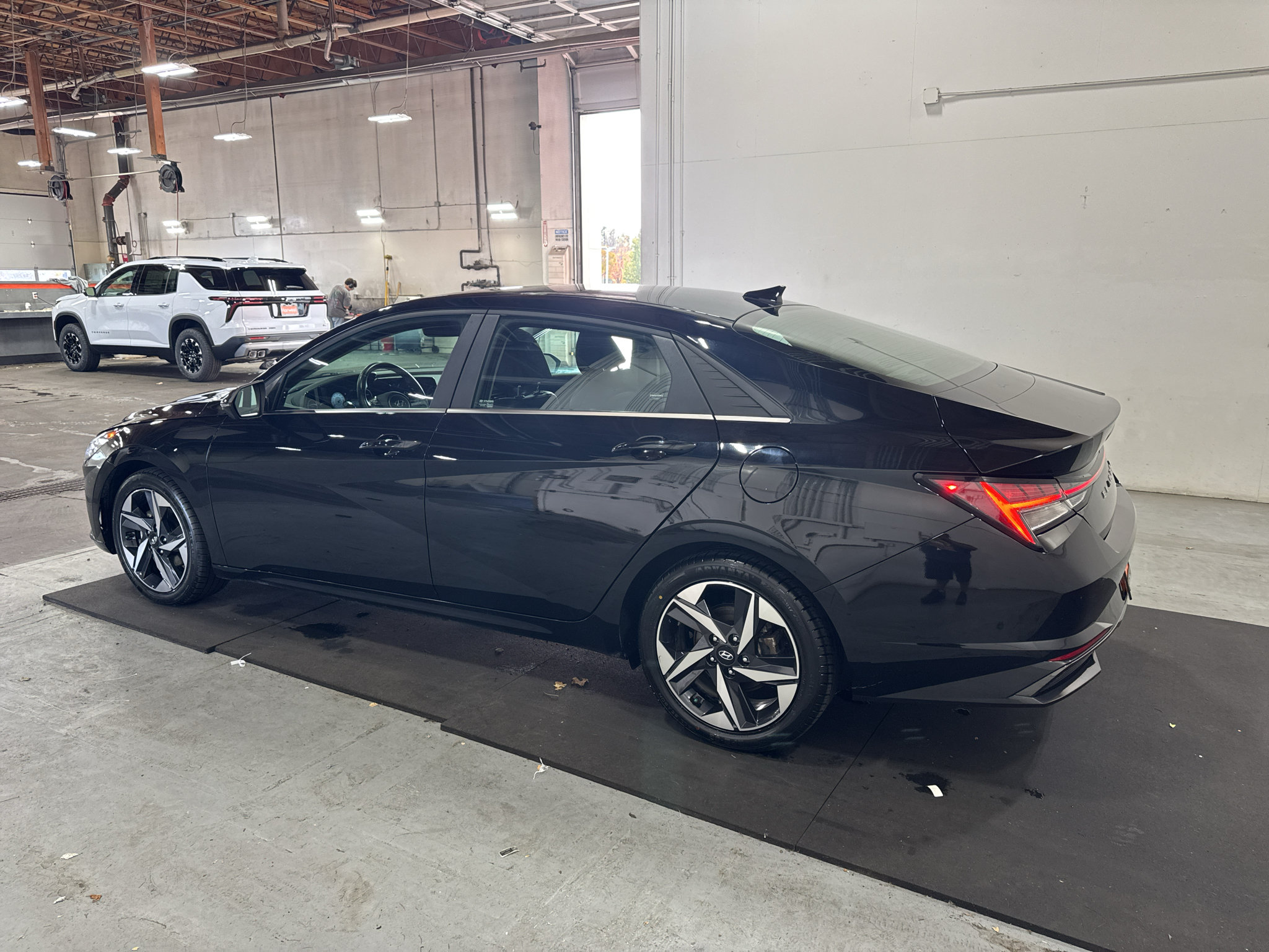 Used 2022 Hyundai Elantra Limited w/ Preferred Accessory Package FWD image 4