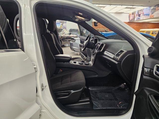 Used 2020 Jeep Grand Cherokee Laredo AWD/4WD image 12