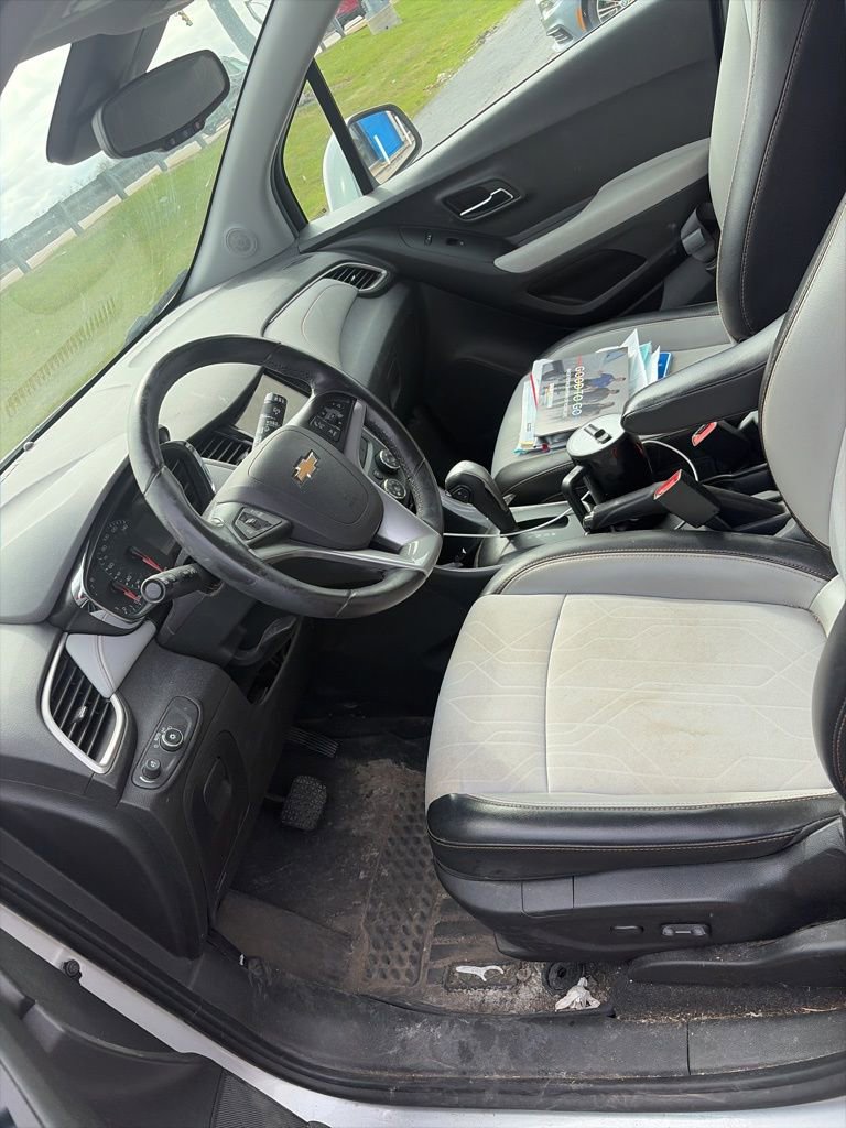 Used 2019 Chevrolet Trax LT w/ LT Convenience Package FWD image 3