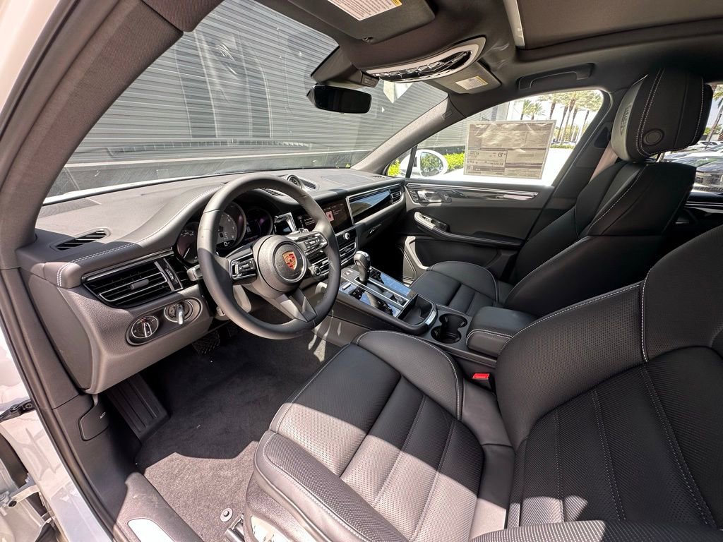 Certified 2025 Porsche Macan S image 4