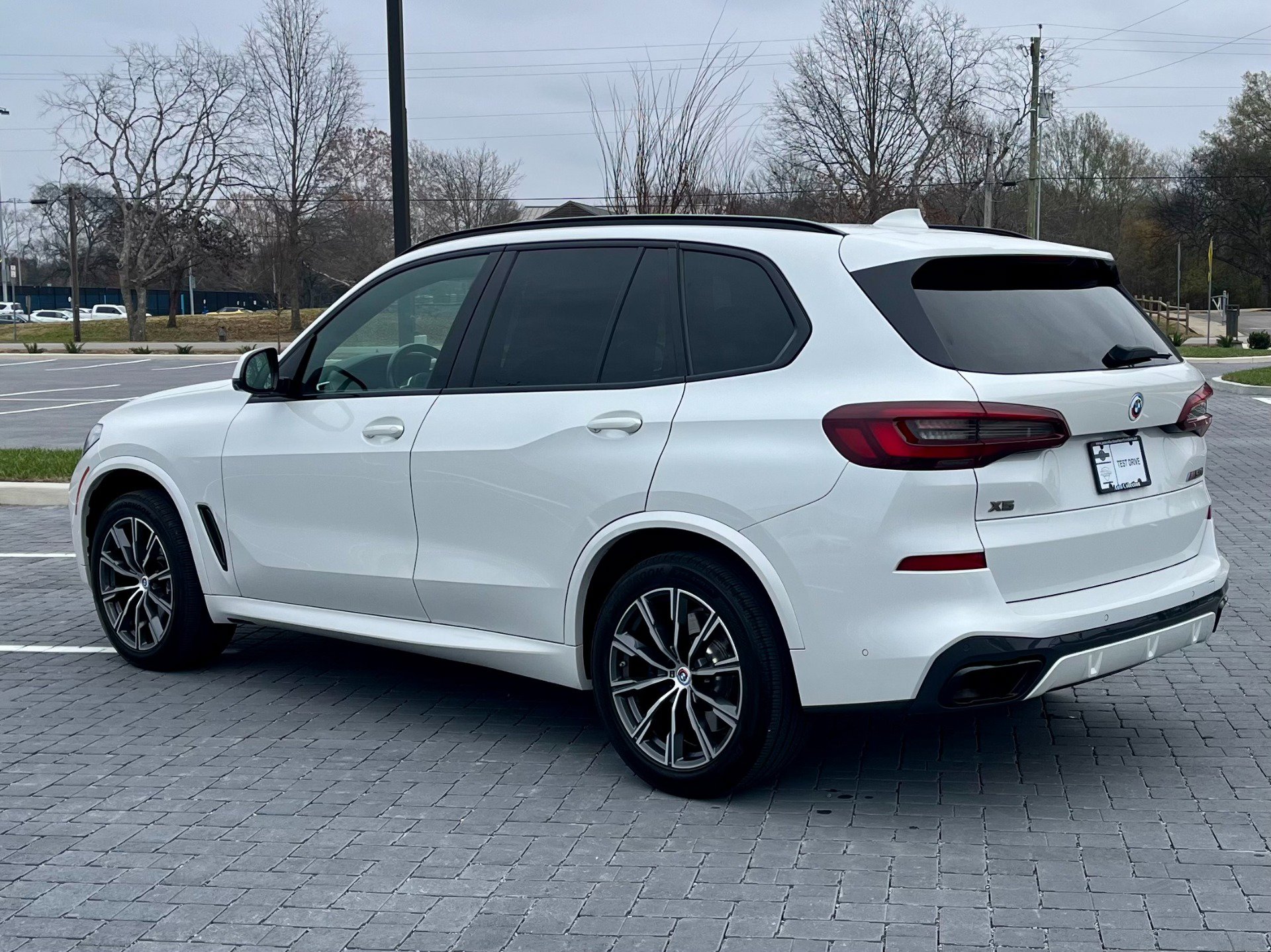 Used 2022 BMW X5 M50i w/ Executive Package image 4
