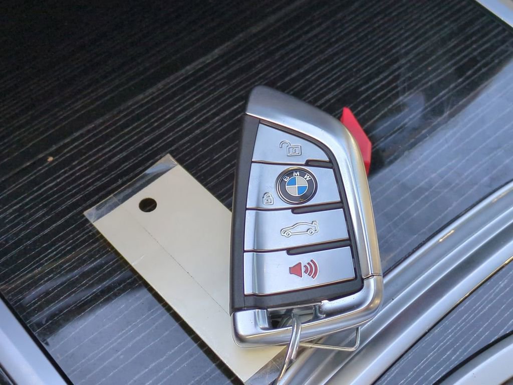 Used 2022 BMW 750i xDrive w/ Executive Package image 31