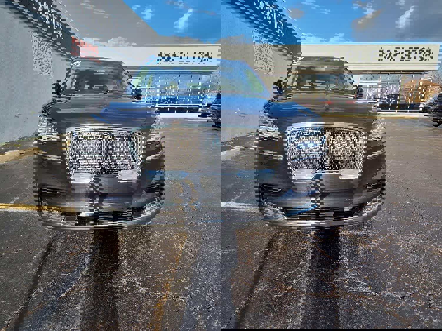 Used 2023 Lincoln Aviator Reserve w/ Equipment Group 201A image 2