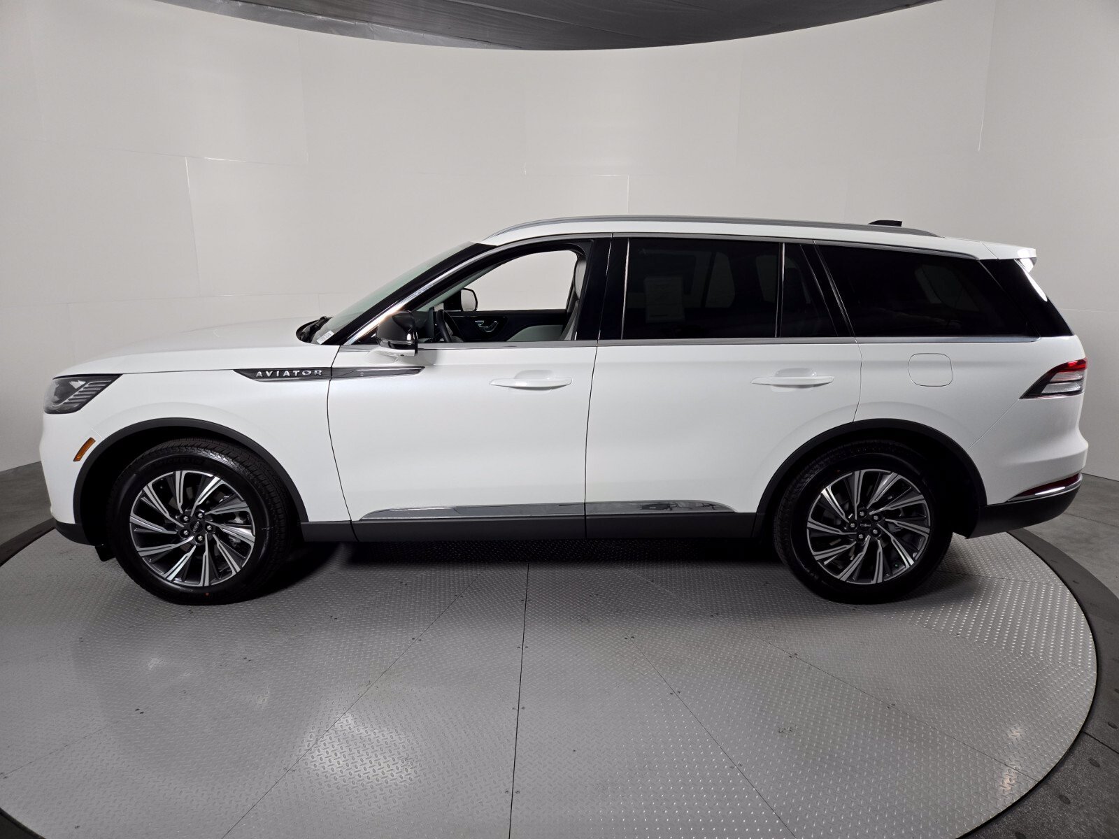 New 2027 Lincoln Aviator AWD image 8