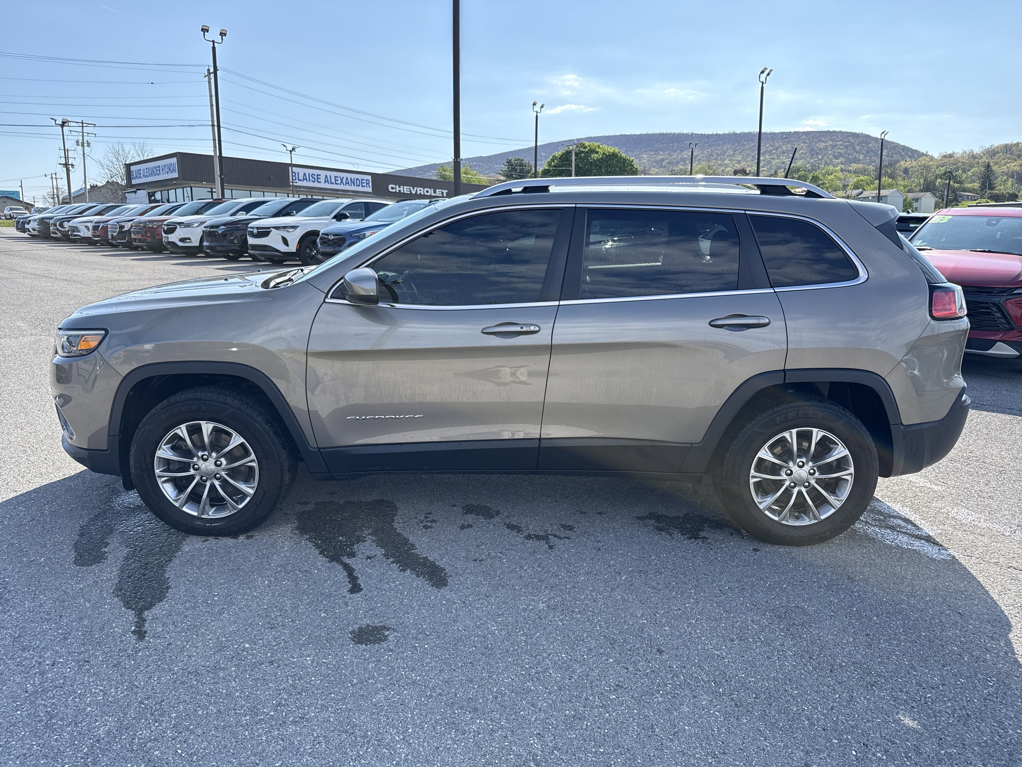 Used 2019 Jeep Cherokee Latitude Plus w/ Cold Weather Group AWD/4WD image 6