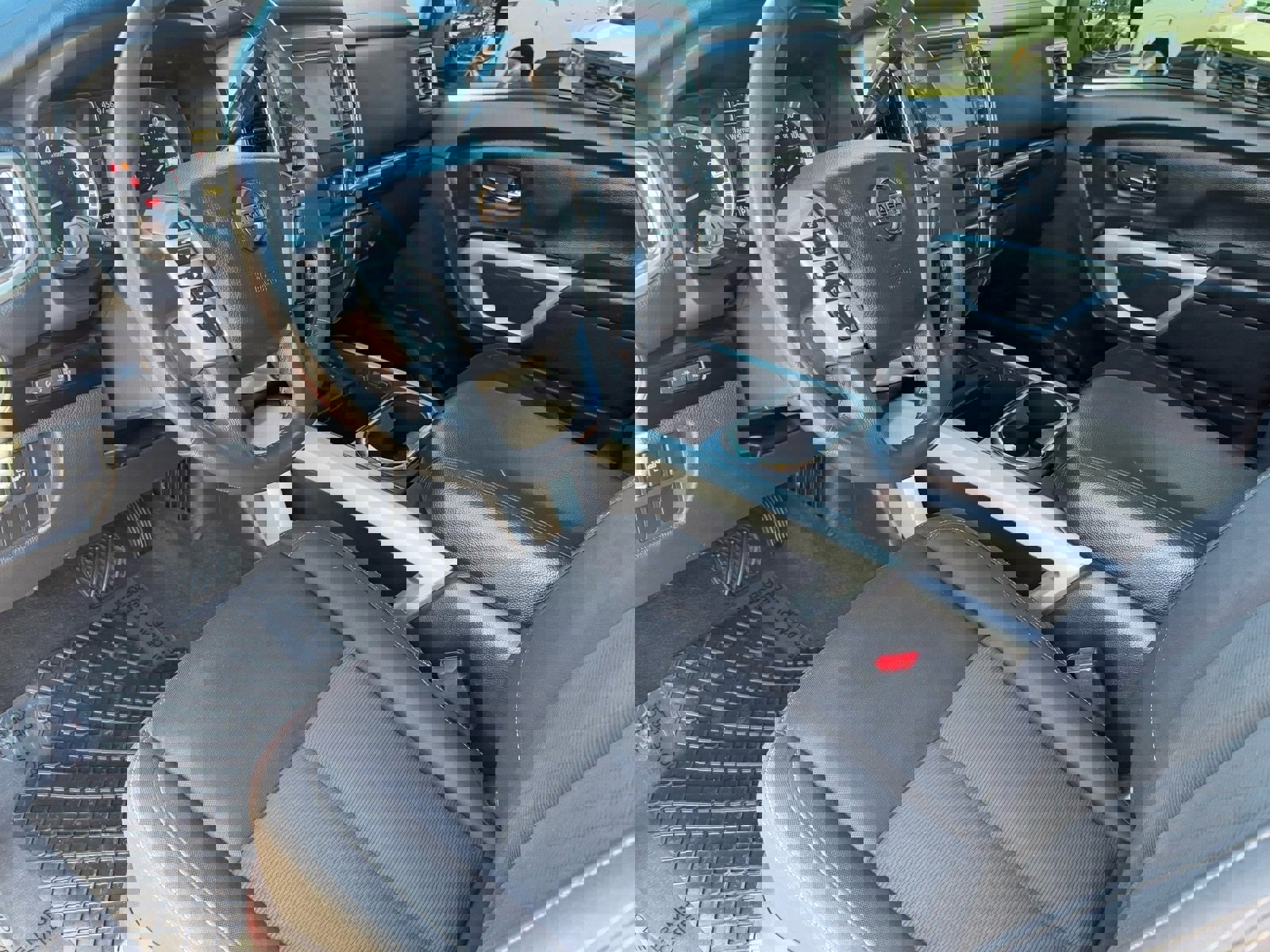 Used 2018 Nissan Titan SV w/ SV Convenience Package image 16