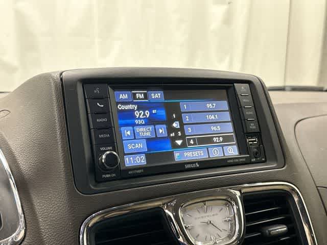 Used 2014 Chrysler Town & Country Touring FWD image 22