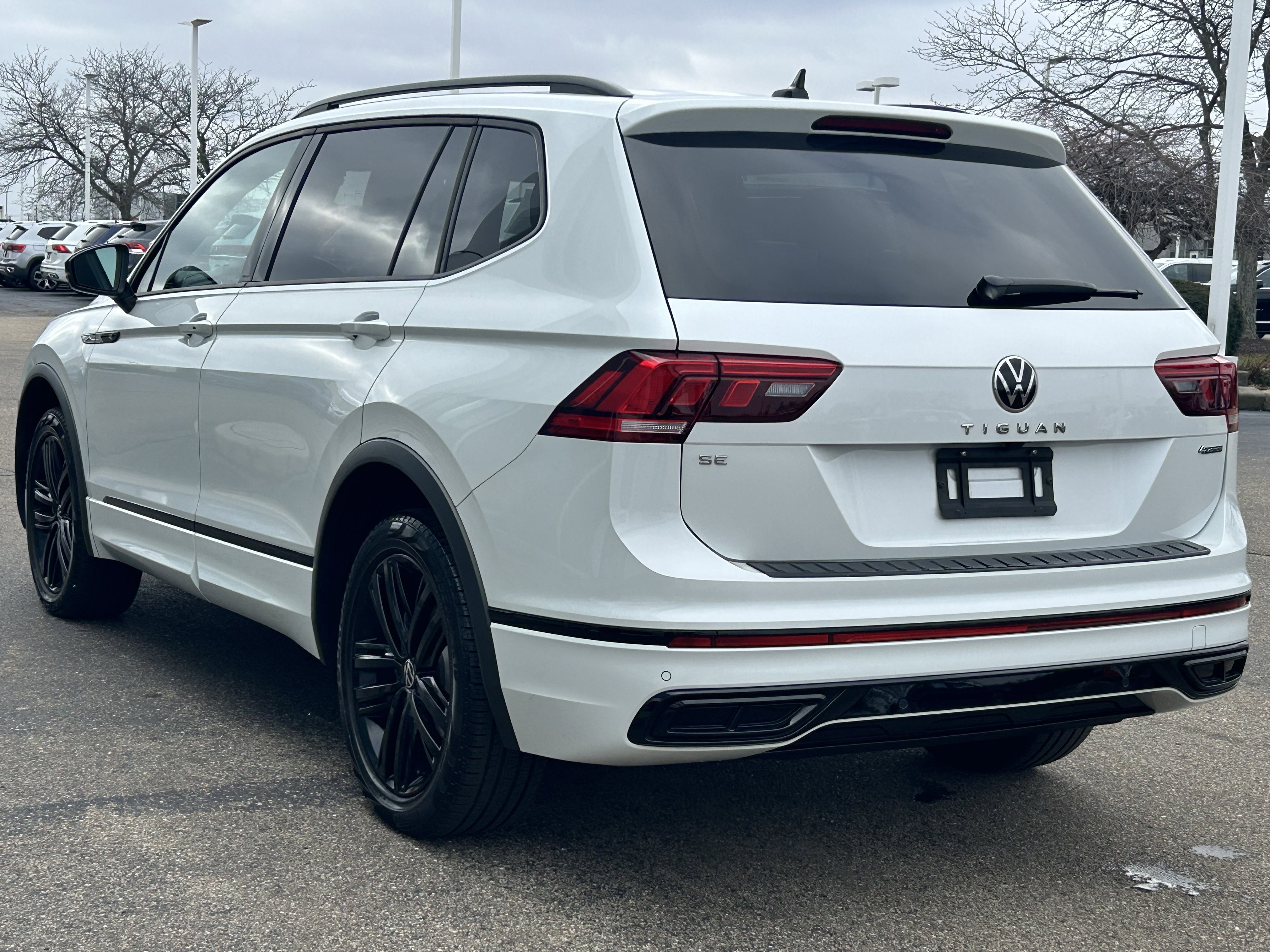 Certified 2022 Volkswagen Tiguan SE R-Line image 5