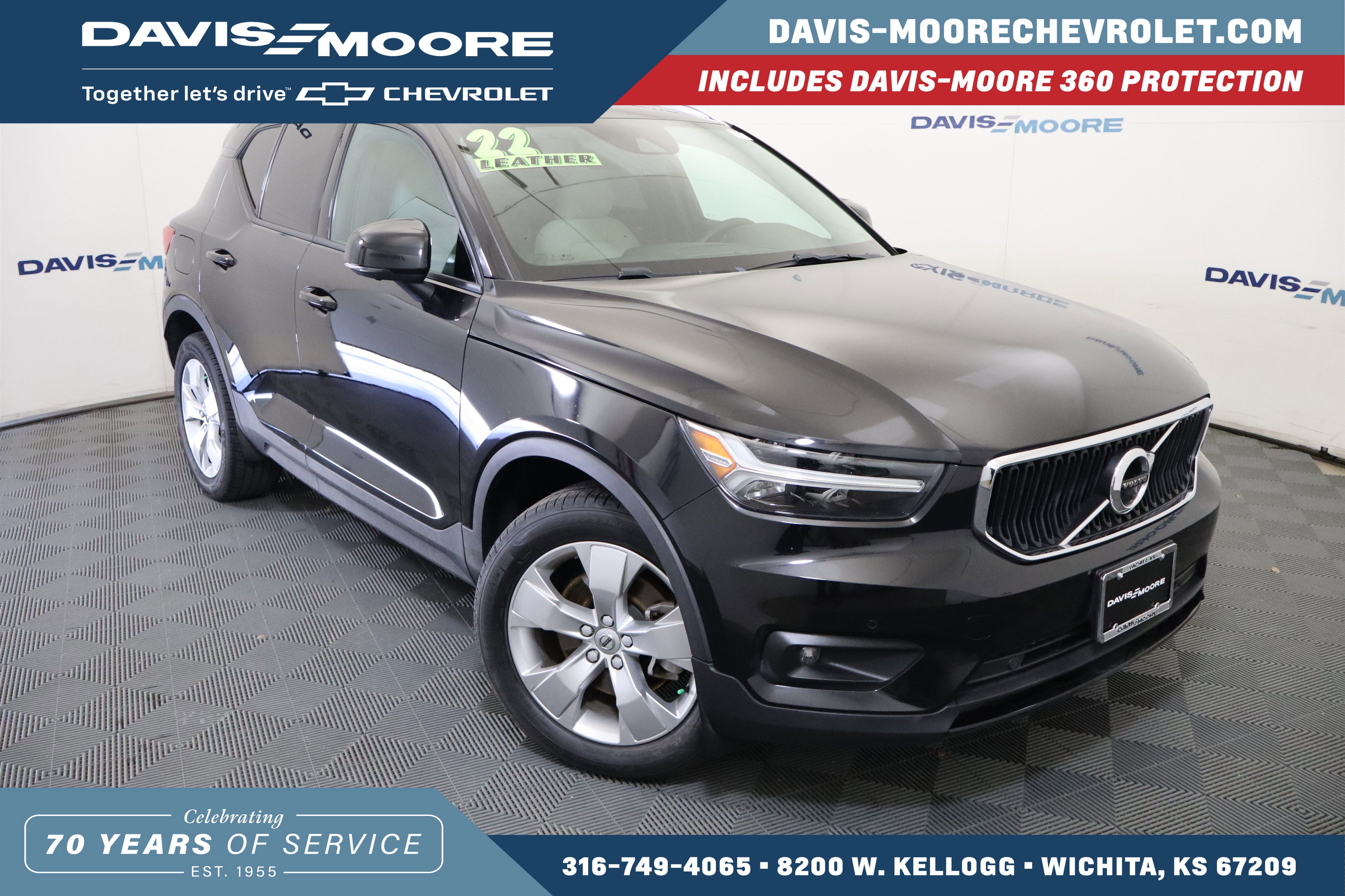 Used 2022 Volvo XC40 T4 Momentum image 1