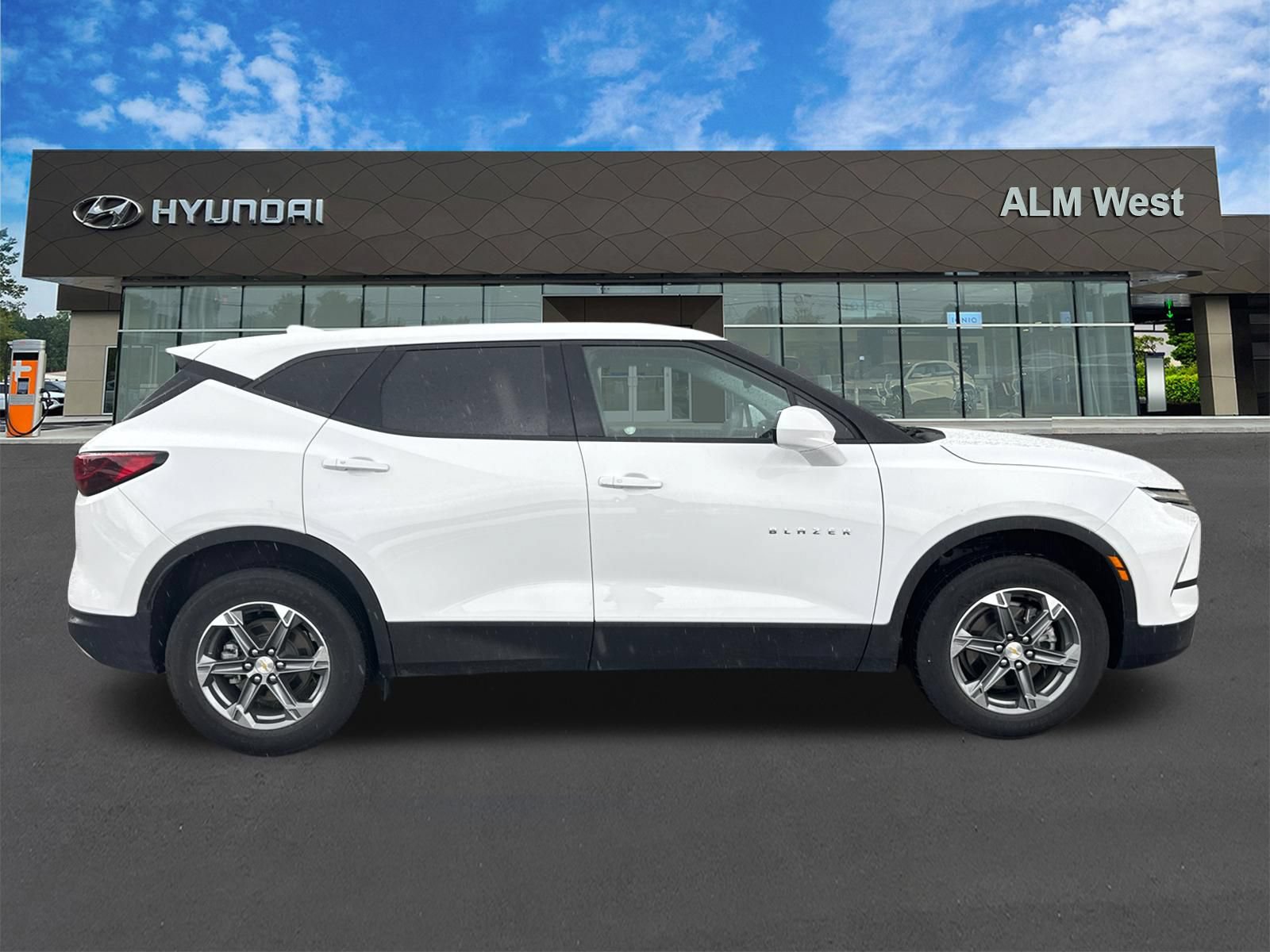 Used 2025 Chevrolet Blazer LT FWD image 4