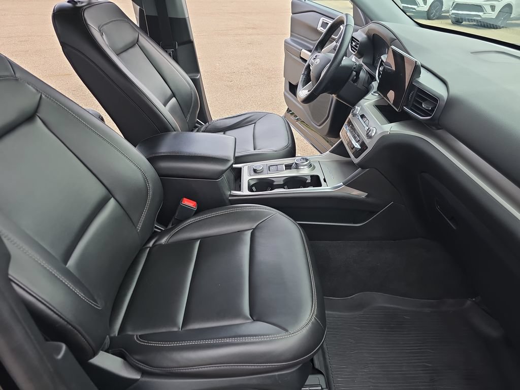 Used 2022 Ford Explorer XLT w/ Equipment Group 202A AWD/4WD image 10