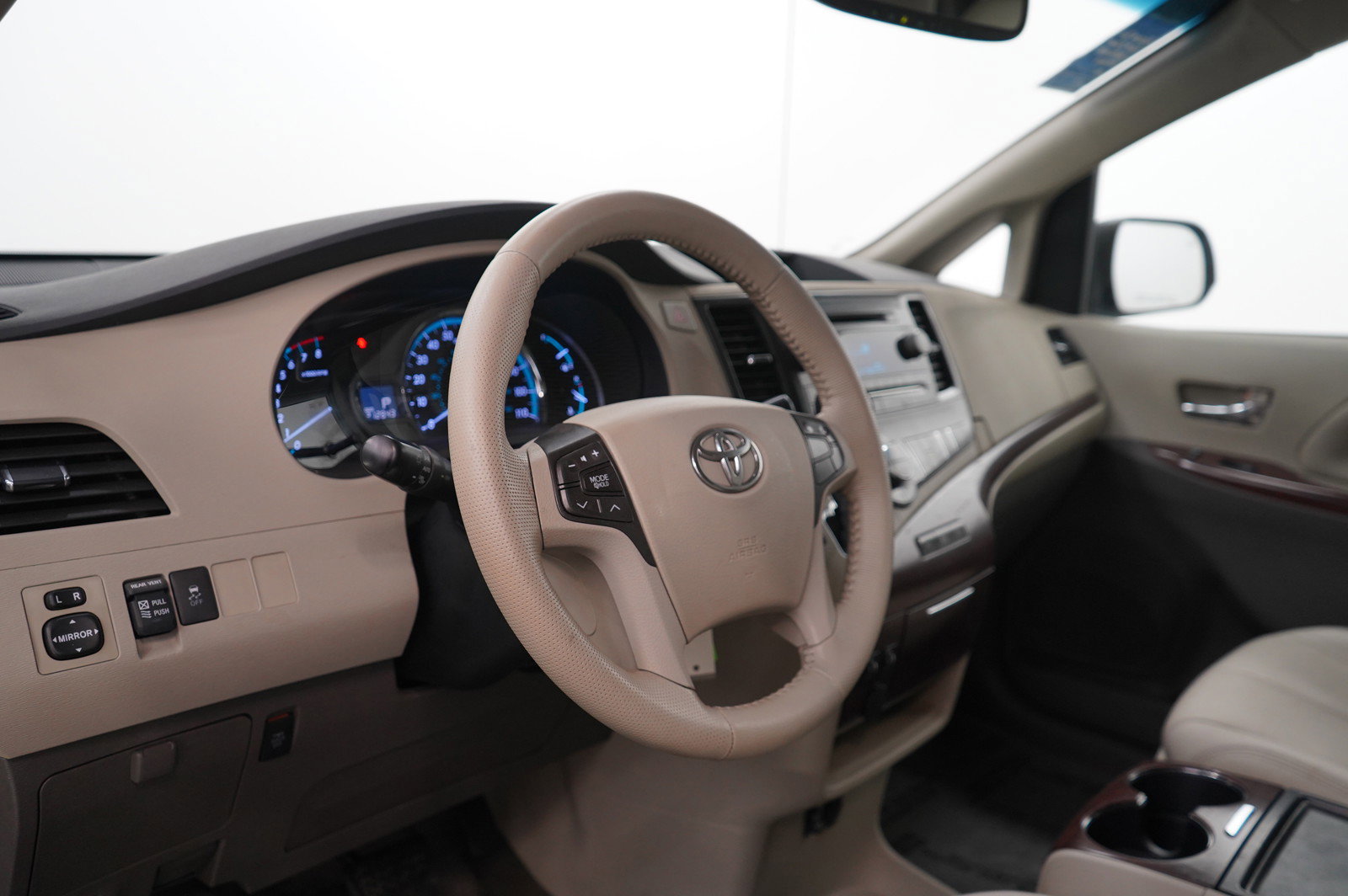 Used 2012 Toyota Sienna XLE image 16