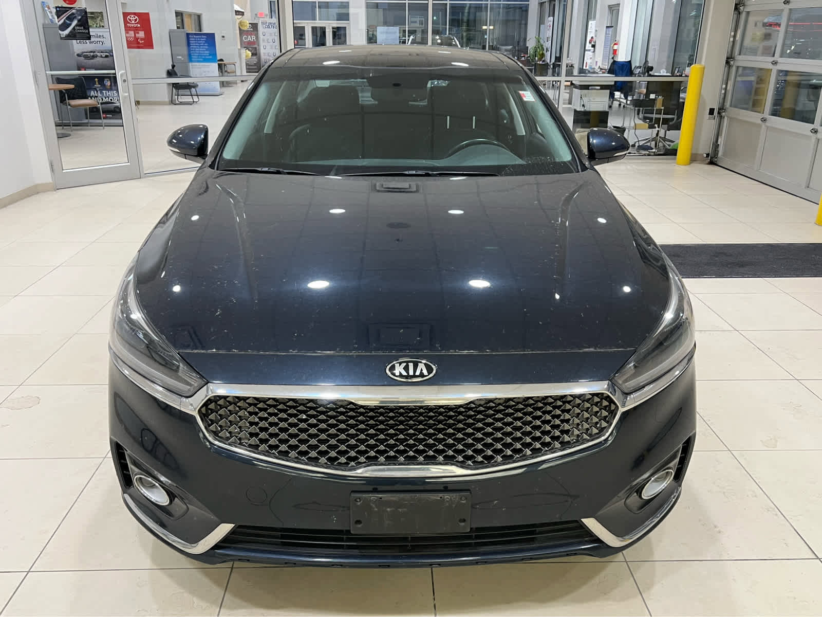 Used 2017 Kia Cadenza Premium w/ Luxury Package FWD image 2