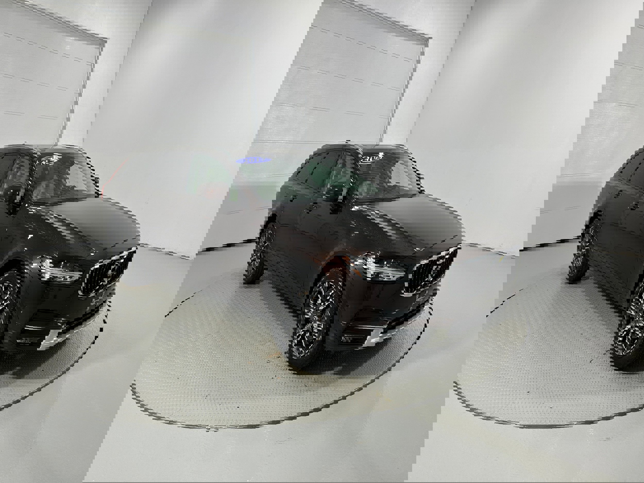 Used 2017 Volvo V90 T6 Cross Country image 2