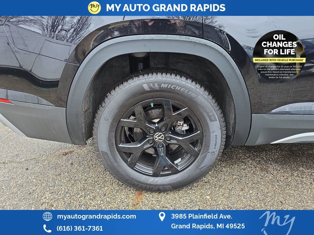Used 2024 Volkswagen Atlas Peak Edition SE image 32