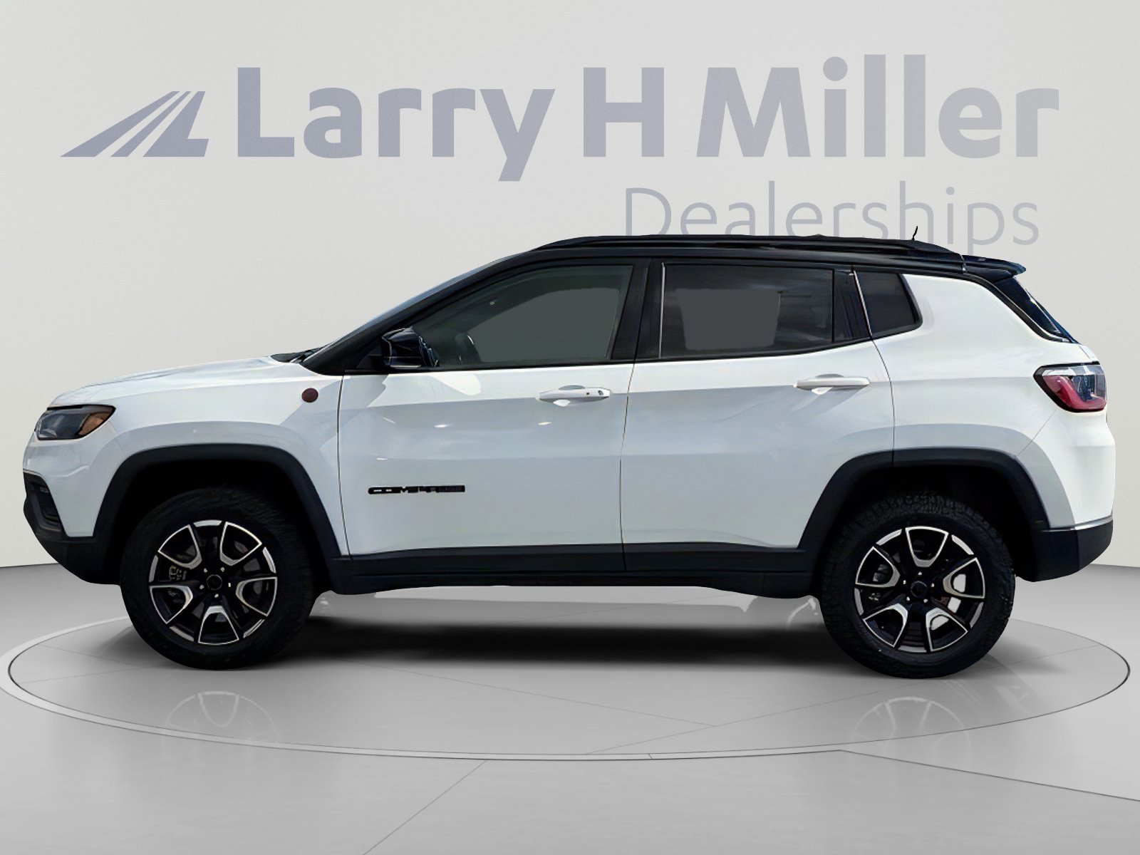 Used 2025 Jeep Compass Trailhawk AWD/4WD image 3