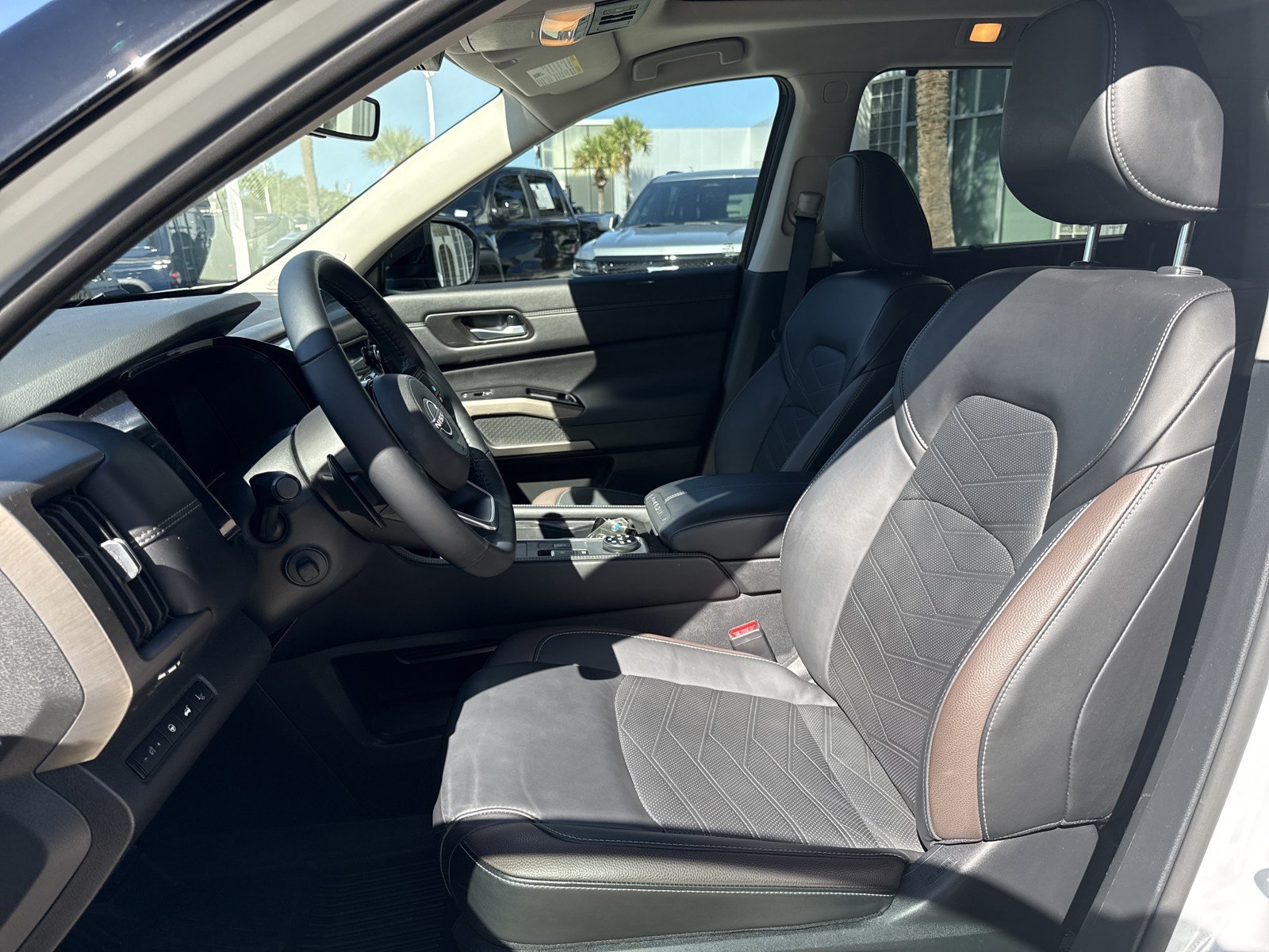 Used 2025 Nissan Pathfinder Platinum w/ Cargo Package AWD/4WD image 17