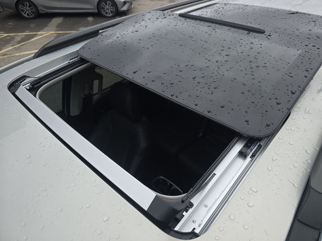 Used 2025 Kia Carnival SX w/ SX Dark Edition Package image 3