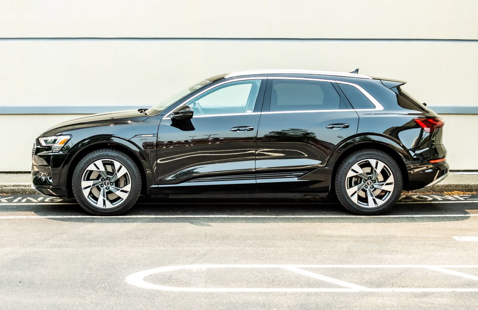 Used 2021 Audi e-tron Premium AWD/4WD image 4