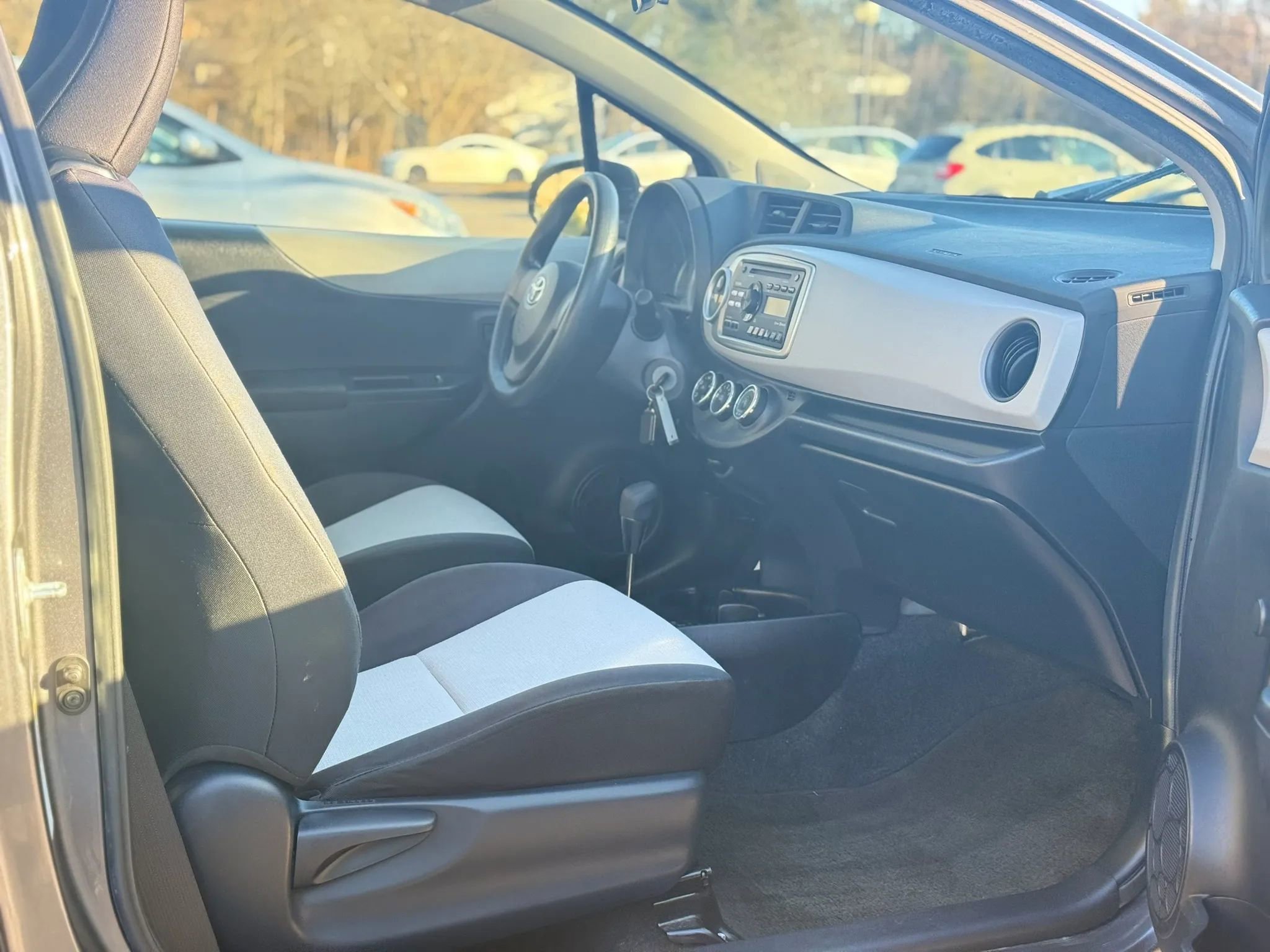 Used 2014 Toyota Yaris L image 18