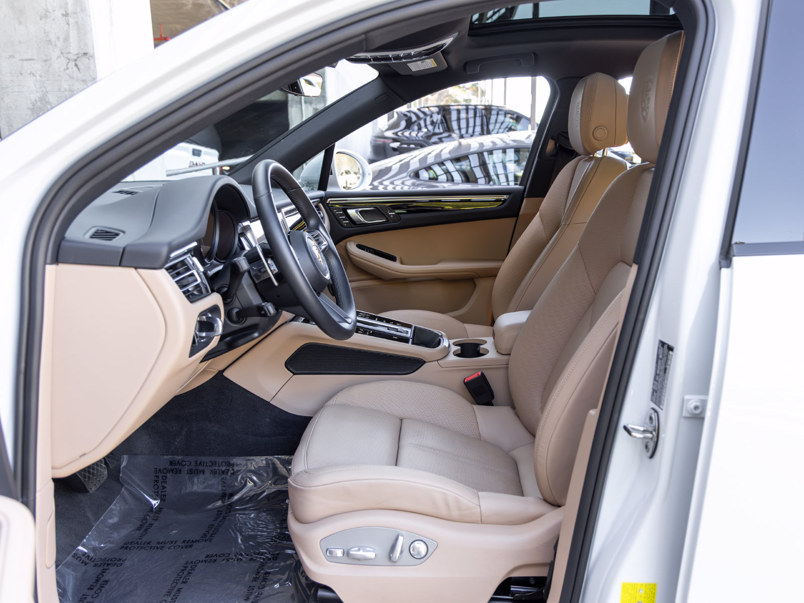 Certified 2026 Porsche Macan AWD/4WD image 30