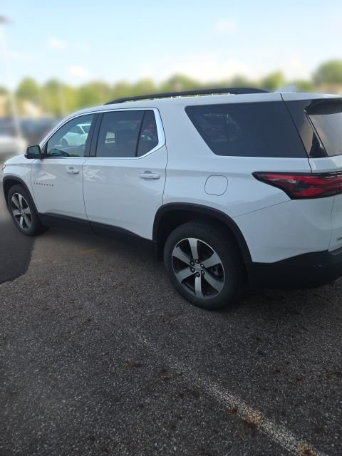 Used 2023 Chevrolet Traverse LT w/ LT Premium Package FWD image 2