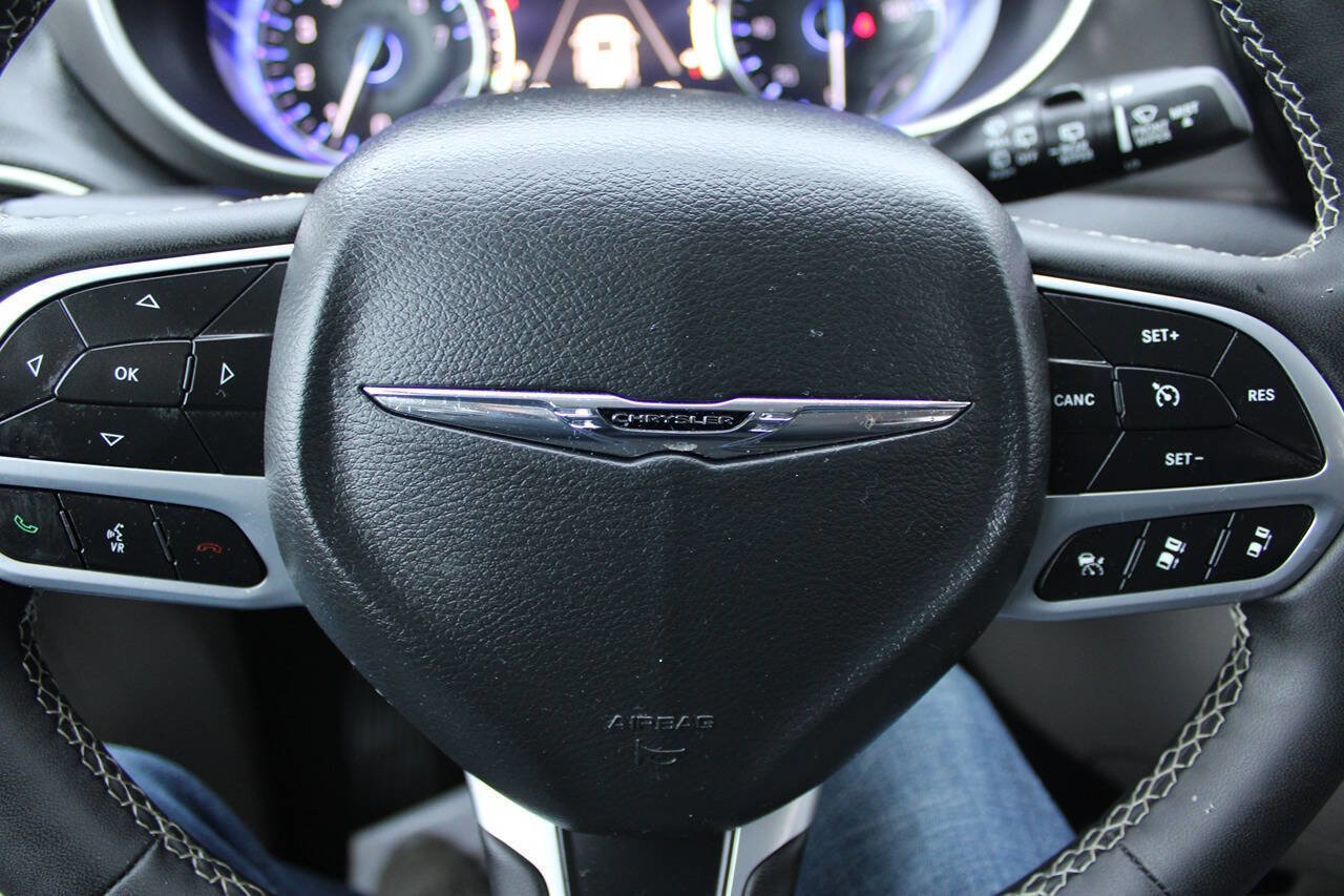 Used 2024 Chrysler Pacifica Touring-L image 14