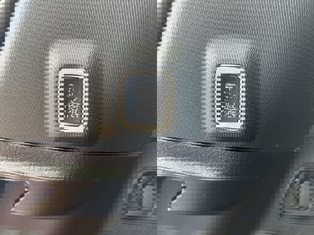 Used 2024 Jeep Grand Cherokee Limited w/ Black Appearance Package image 9