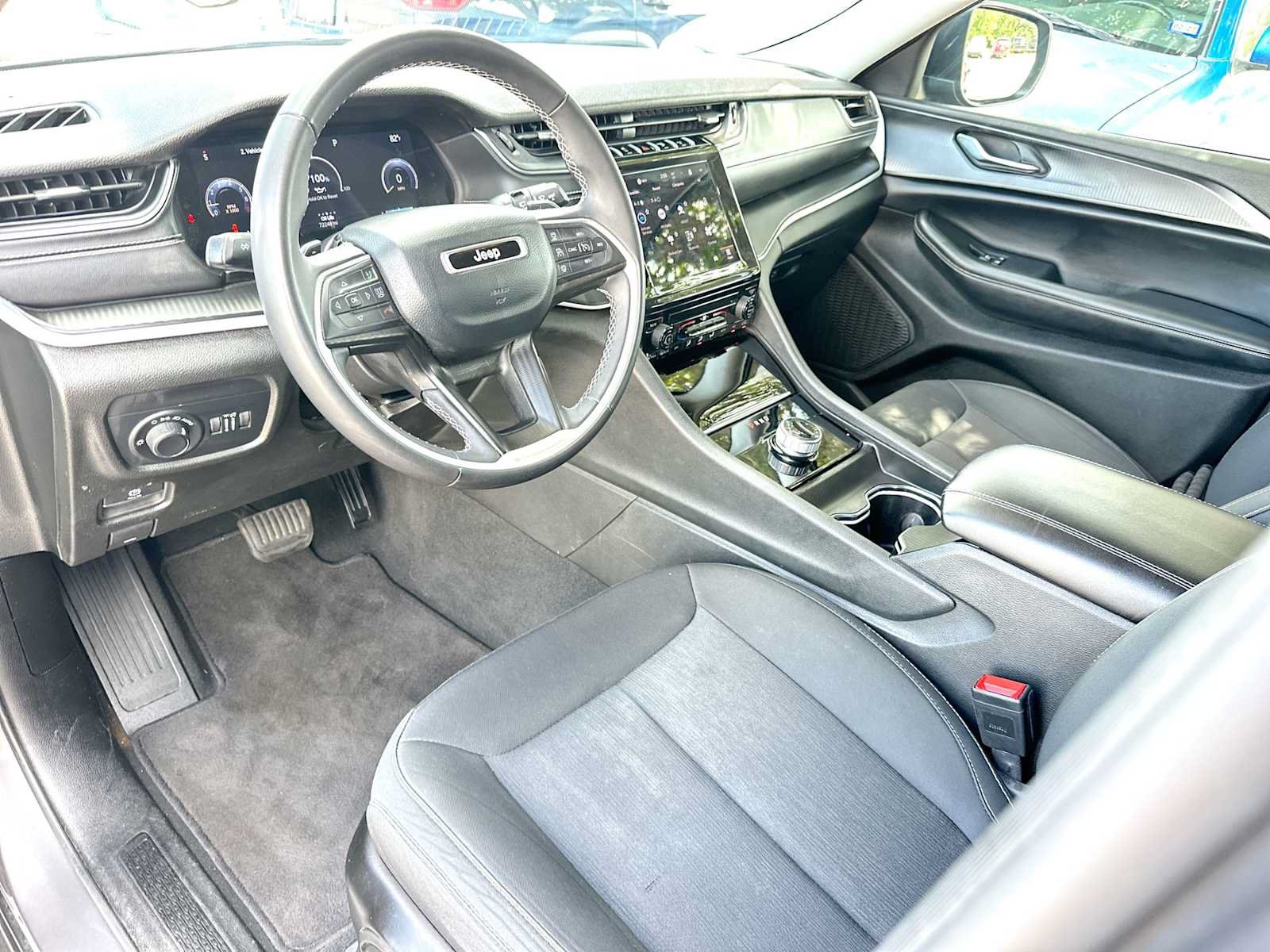 Used 2024 Jeep Grand Cherokee Laredo AWD/4WD image 18