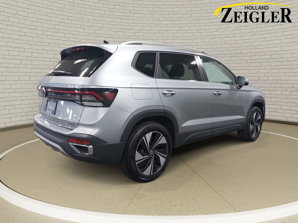 Used 2025 Volkswagen Taos SE AWD/4WD image 5