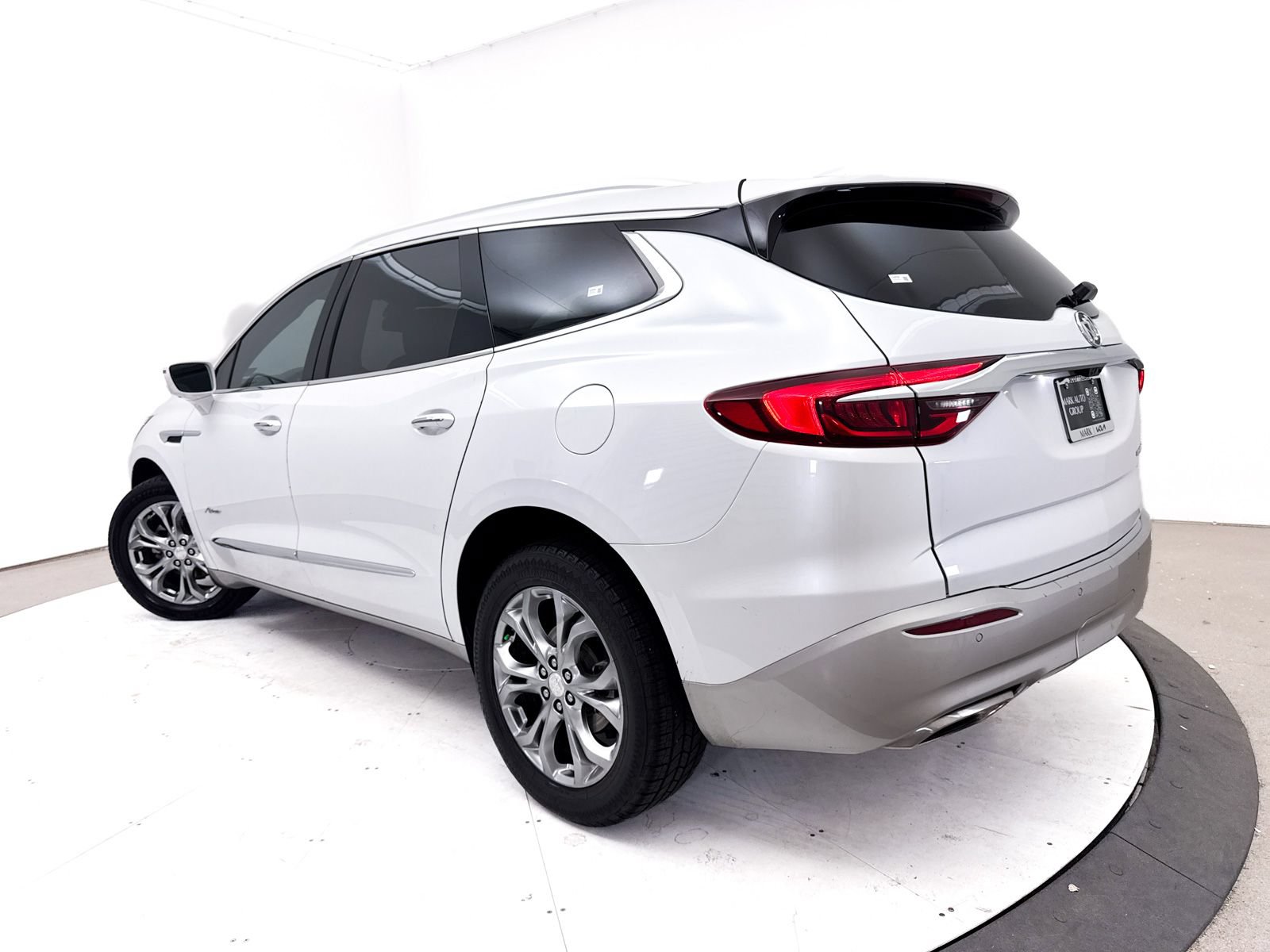 Used 2019 Buick Enclave Avenir w/ Avenir Technology Package FWD image 2