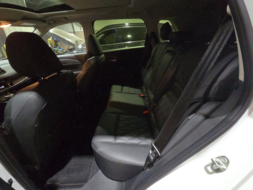 Used 2025 Nissan Rogue Platinum image 8