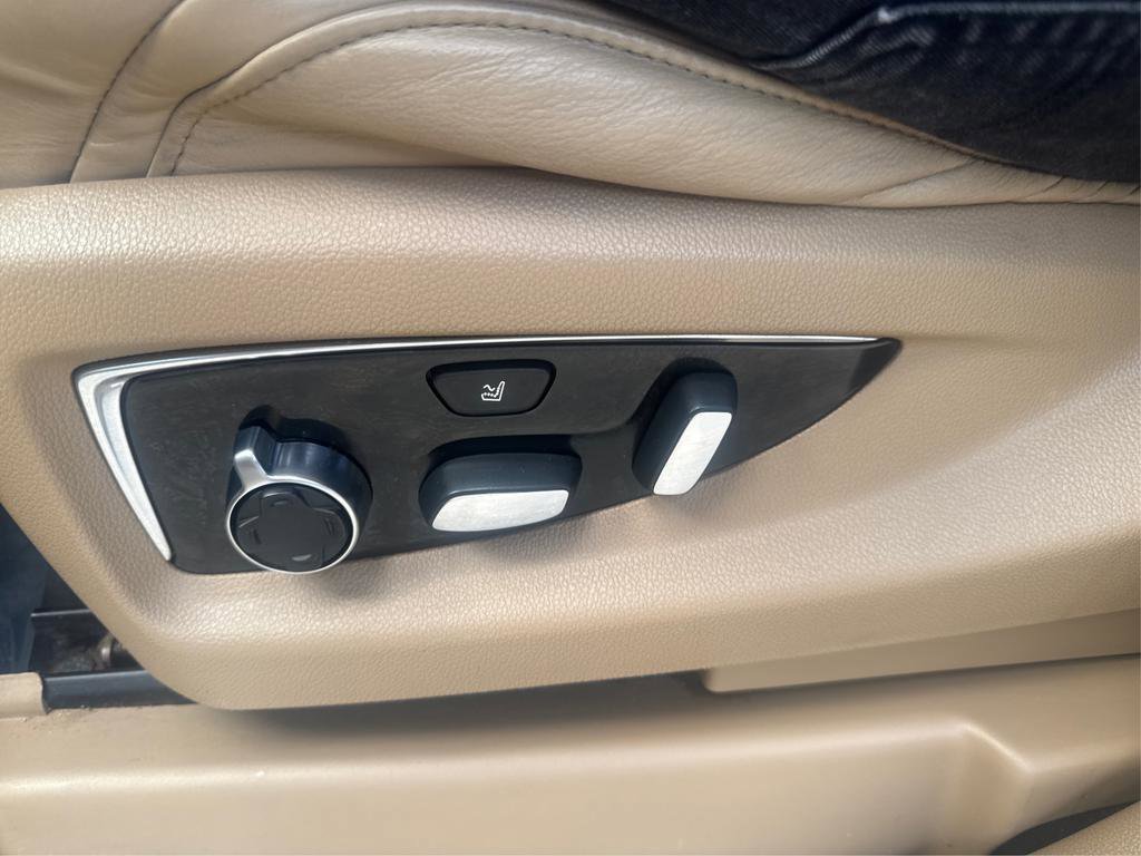 Used 2018 Cadillac Escalade Platinum RWD image 18