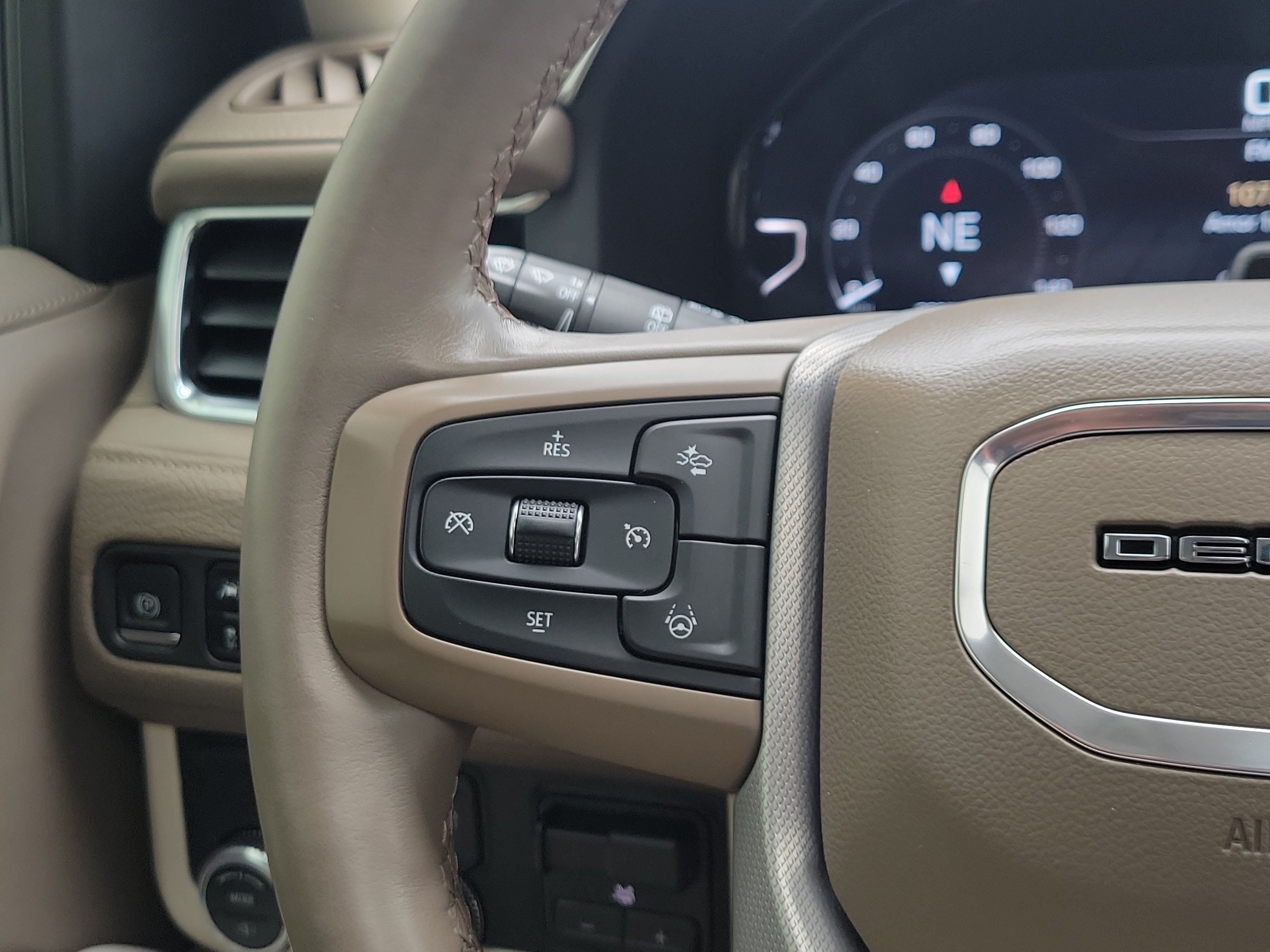 Used 2023 GMC Yukon Denali w/ Denali Reserve Package RWD image 27