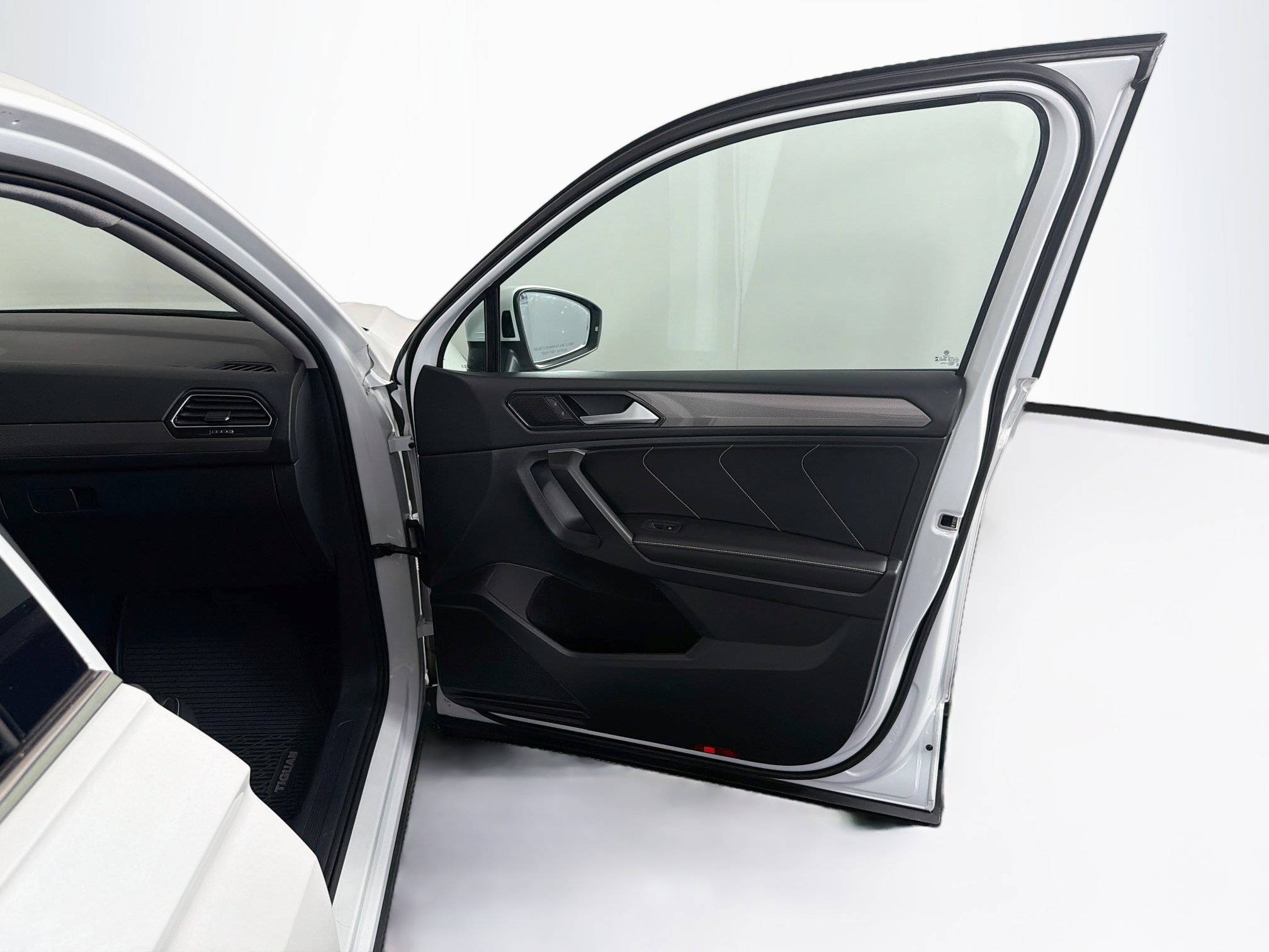 Used 2023 Volkswagen Tiguan SE FWD image 33