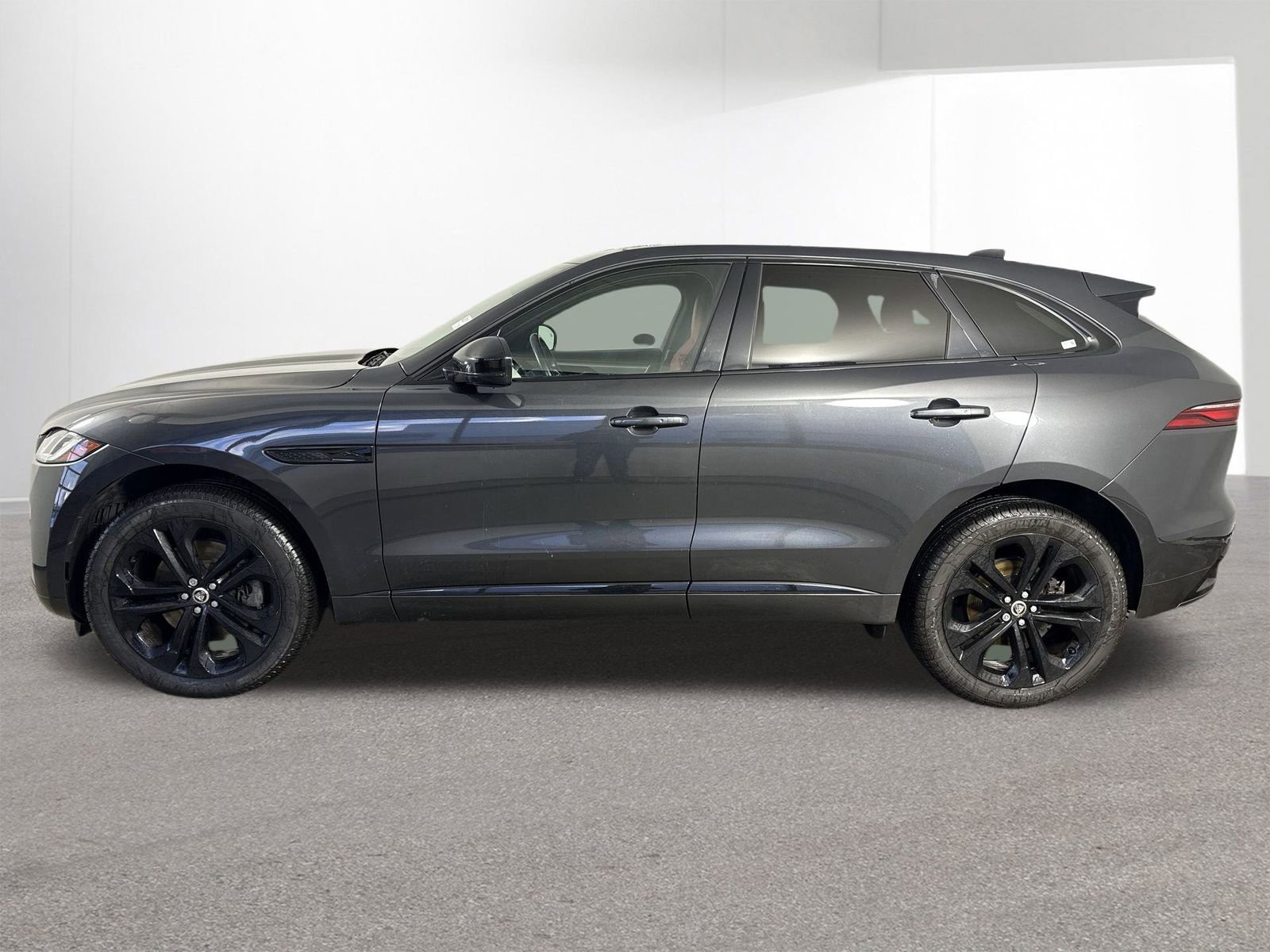 Used 2024 Jaguar F-PACE R-Dynamic S image 28