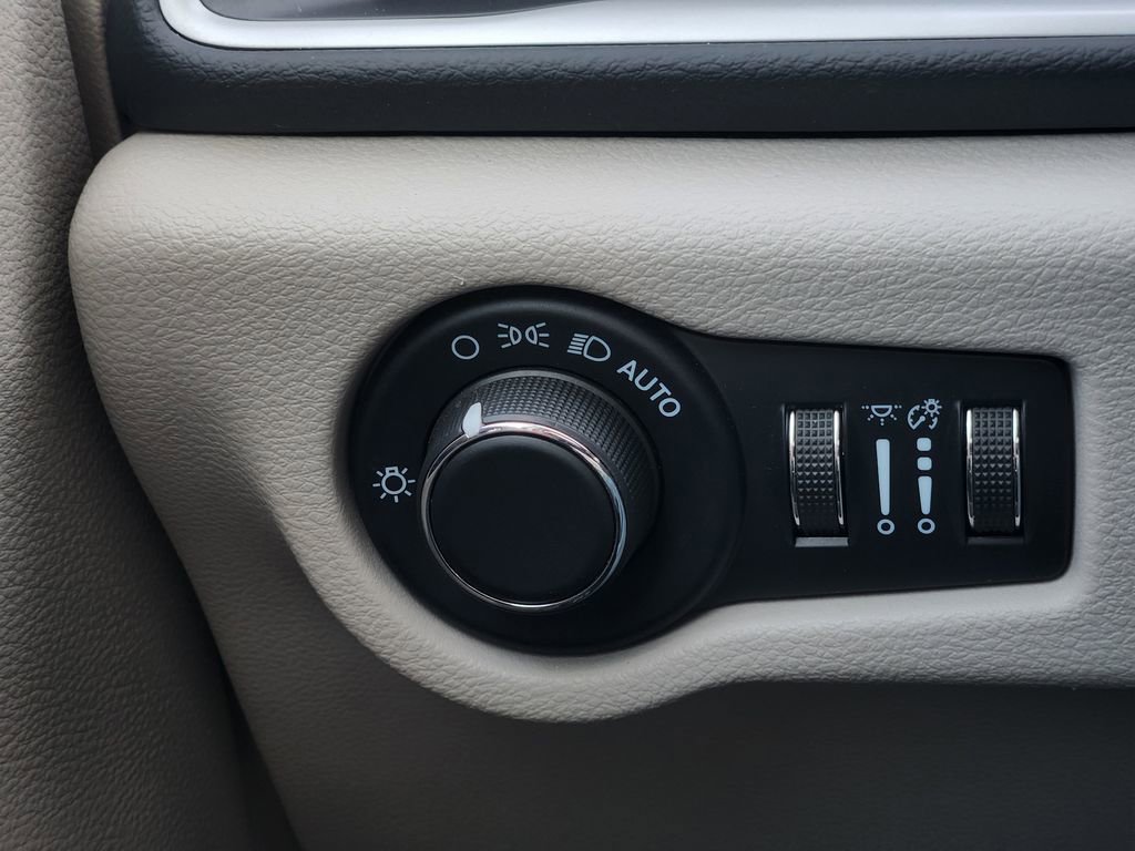 Used 2023 Chrysler Voyager LX image 23