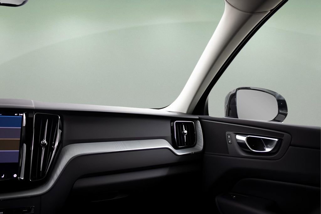 Certified 2025 Volvo XC60 T8 Plus w/ Protection Package Premier image 35