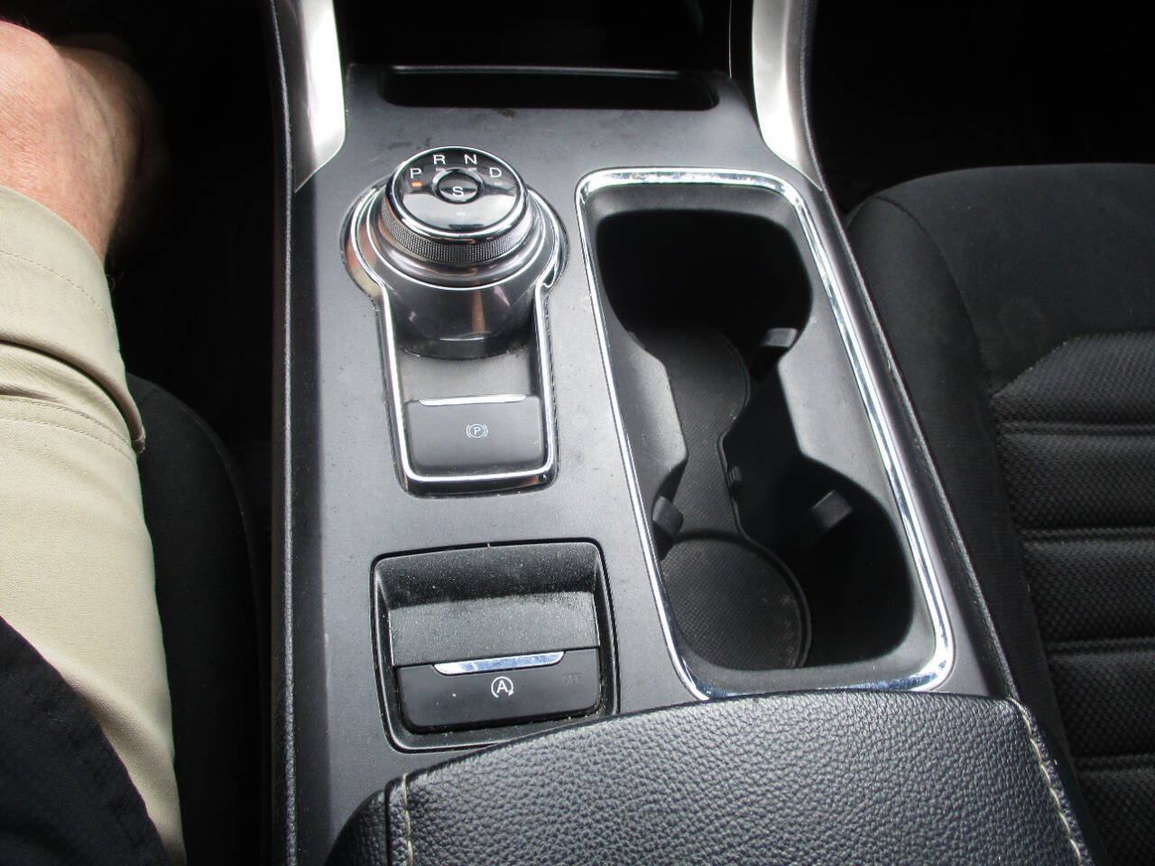 Used 2019 Ford Fusion SE FWD image 24