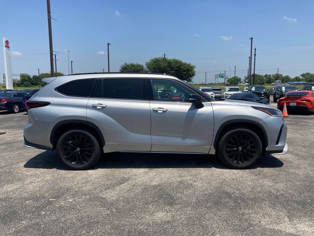 Used 2025 Toyota Highlander XSE AWD/4WD image 4