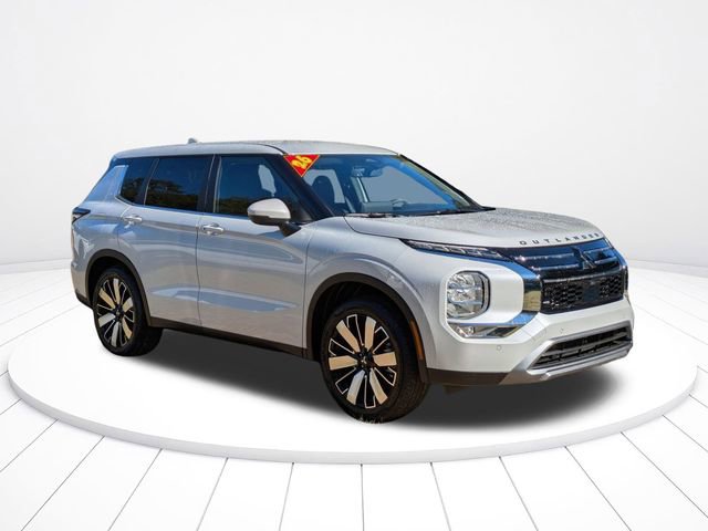 New 2026 Mitsubishi Outlander SE image 2