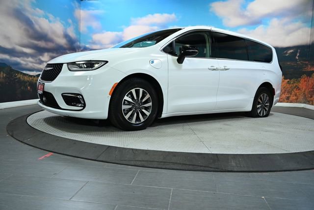 Used 2024 Chrysler Pacifica Select image 4