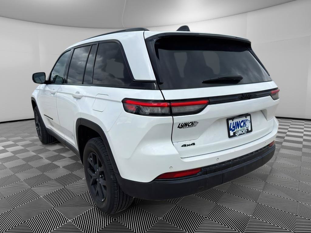 Used 2025 Jeep Grand Cherokee Altitude AWD/4WD image 3