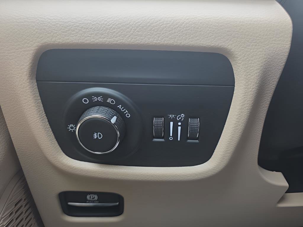 Used 2023 Jeep Grand Cherokee Limited image 24