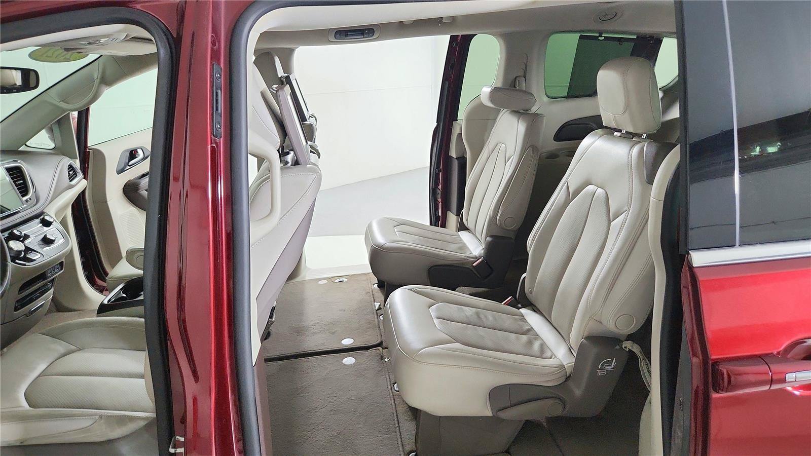 Used 2021 Chrysler Pacifica Touring-L w/ Uconnect Theater Family Group FWD image 17